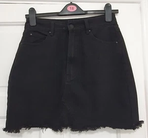¡Falda de jean Boohoo talla 10 lisa negra con dobladillo deshilachado! - Imagen 1 de 2