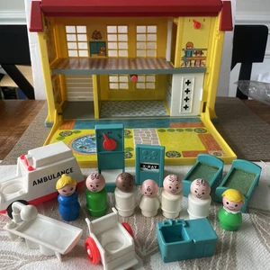 Vintage Fisher-Price Little People #931 Play Family CHILDREN'S HOSPITAL - Picture 1 of 12