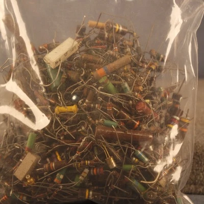 Surtido de Resistencias 1.25Lbs Nuevo Antiguo Algunos Usados Inductores 1/8 1/4 1/2 Watr Cerámica Foto 1 de 2