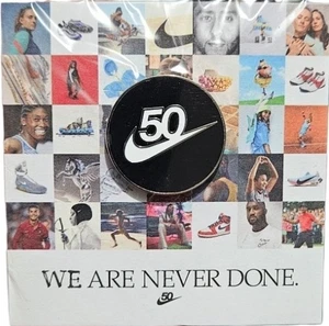 Nike Swoosh 50th Anniversary Pin Schwarz Weiß "We Are Never Done" Sammlerstück Neu - Bild 1 von 2