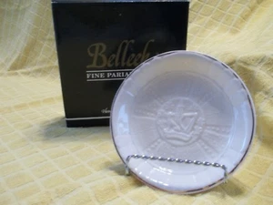 PLACA/BANDEJA DE MEMBRESÍA DE LA SOCIEDAD DE COLECCIONISTAS BELLEEK 1995 CON LÍNEA DORADA - Imagen 1 de 5