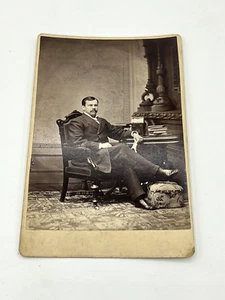 Antiguo gabinete de fotos tarjeta joven guapo bien vestido en biblioteca de estudio - Imagen 1 de 6