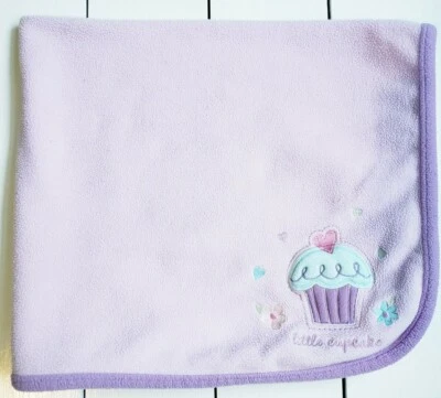 Carters Just One Year Little Cupcake 薰衣草婴儿毯紫色羊毛蛋糕 — 第 1/4 张图片