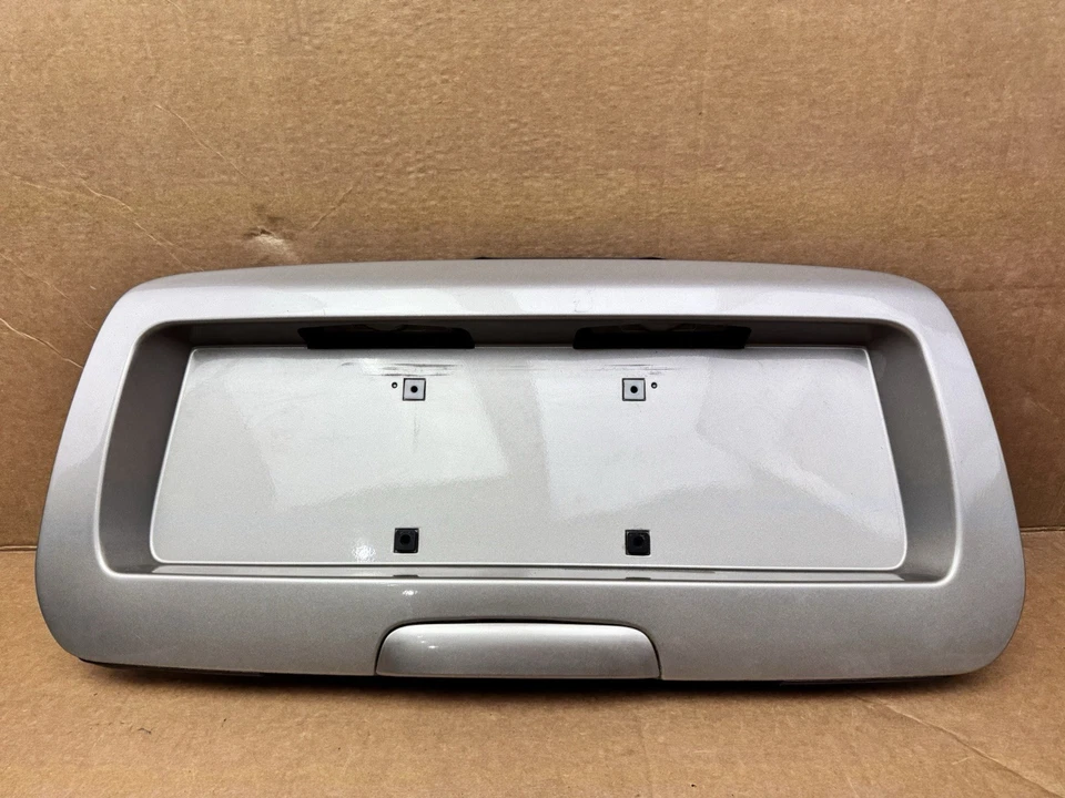 Задняя панель номерного знака багажника 2002-2009 Chevy TrailBlazer от оригинального производителя серая/серебристая *читайте - Изображение 1 из 4