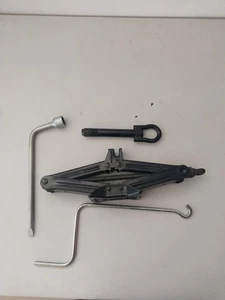Toyota Car Jack Set - Picture 1 of 5