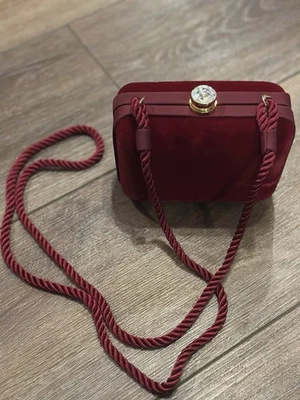 Bolso sin asas Neiman Marcus de terciopelo rojo estrás cierre a presión 5x3 Foto 1 de 4