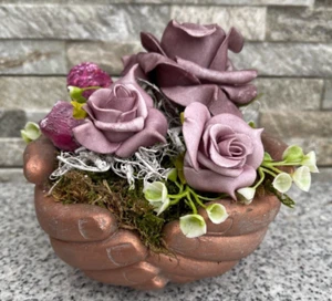 Grabgesteck Blumengesteck Grabschmuck Hände Gesteck Kunstblumen Lila 17cm - Bild 1 von 3