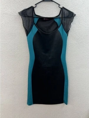 Vestido Annabelle para mujer talla pequeña negro y verde azulado manga corta de malla  Foto 1 de 4