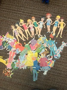 Gran lote de muñecas y trajes de papel vintage - Imagen 1 de 5