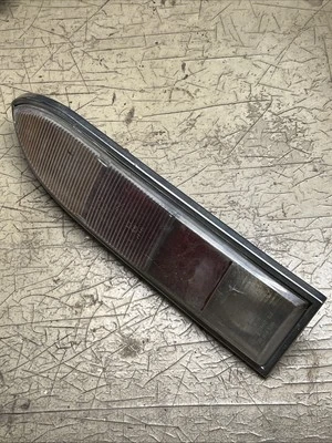 Carcasa y lente de unidad de luz trasera Lucas L828. Ciervo Triumph. Foto 1 de 2