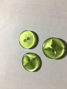 12 NEW 3/4 INCH LIME GREEN PEARL FINISH STAR DESIGN BUTTON - Picture 1 of 3