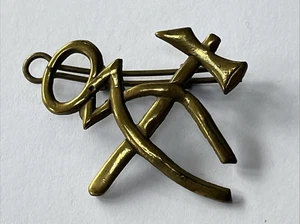 British Army Crossed Hammer & Pincers Brass Cap Badge Original - Imagen 1 de 5