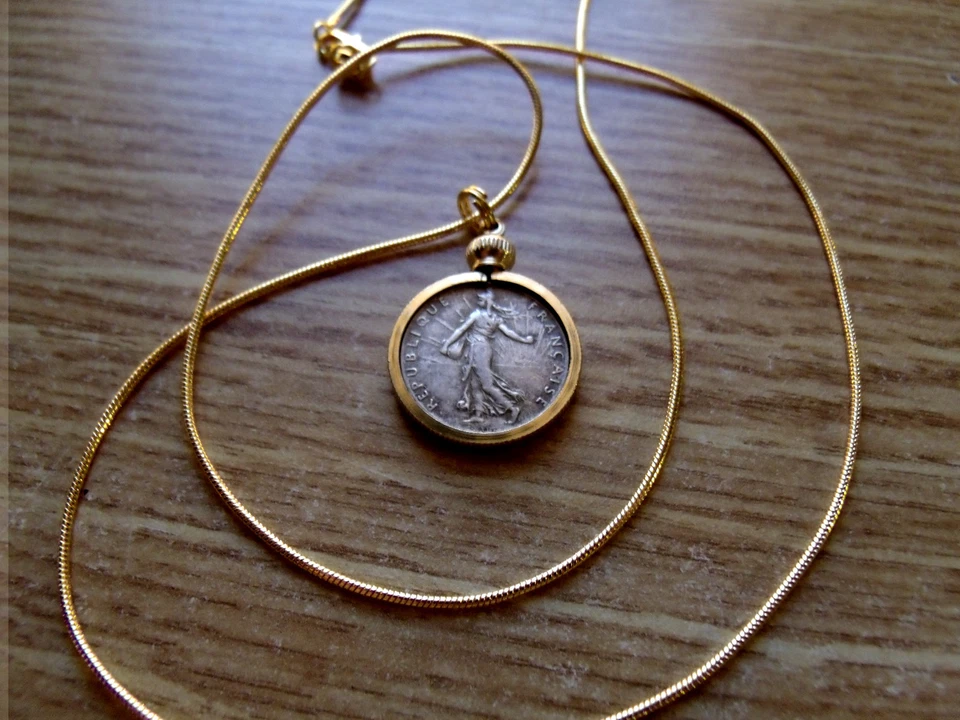 Conjunto de pingente de moeda 1918 França Flower Maiden em uma corrente de cobra folheada a ouro 18".  - Imagem 1 de 2