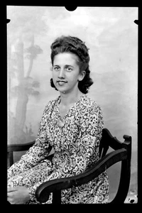 Portrait studio jeune femme assise - ancien négatif photo an. 1940 - Imagen 1 de 1