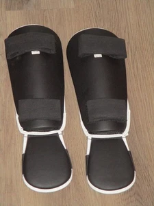 Revgear Black Youth Shin Guards Size Small Straps Good Pre Owned Condition - Picture 1 of 3