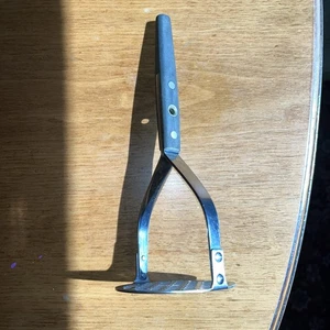Vintage Pfeilspitze Feuerstein Edelstahl Kartoffel/Gemüse Stampfer schwarzer Griff USA - Bild 1 von 10