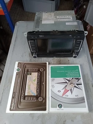 SKODA OCTAVIA CD PLAYER RADIO HAD UNIT GPS SAT NAV 1Z0035680A + BOOK +CD VRS - Image 1 of 4