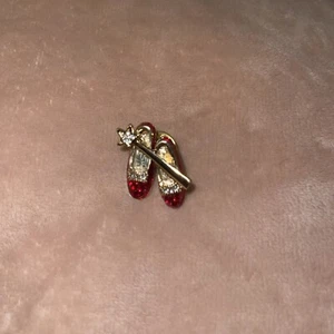 VTG Wizard of Oz Ruby Red Slippers and Wand Pin Dorothy Judy Garland - Picture 1 of 2