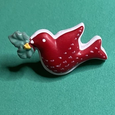 La MODE 1” CONCORD HOUSE HOLLY BERRY RED BIRD PLASTIC SHANK CHRISTMAS BUTTON-D2 - Image 1 of 2
