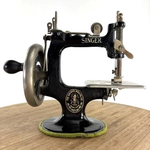 1910-1934 Singer Sew Handy Model 20 Mini Sewing Machine Felt Bottom Hand Crank - Picture 1 of 21