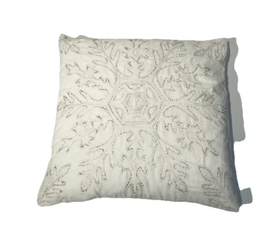 "Almohada de terciopelo con cuentas de copo de nieve Pottery Barn 20x20"" cubierta e inserto relleno de plumón" Foto 1 de 4