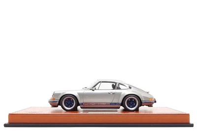 Maquiagem Eidolon 1:18 Singer Porsche 911 Coupe (964) em titânio prata/marinho - Imagem 1 de 4