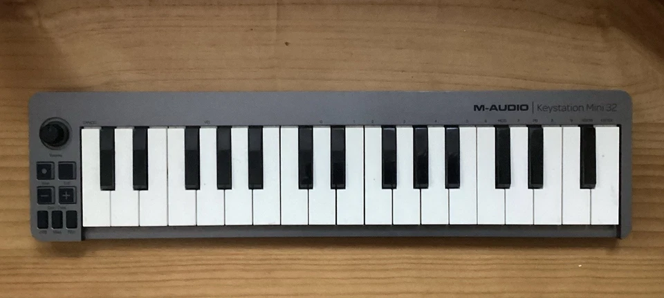 M-Audio Keystation Mini 32 Portable USB Midi Keyboard Controller - Image 1 of 1