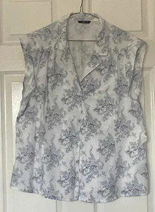 M&Co ladies size 18 white capped sleeved shirt with a navy blue floral design - Picture 1 of 3