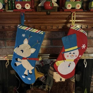 2 Calze Natalizie in Feltro Rosso Verde Blu Babbo Natale Pupazzo di Neve - Foto 1 di 3