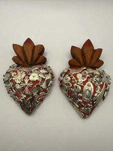 Set 2 Vintage Holz Mexikanische Milagros Herz Herz Verziert Metall Charms Volkskunst - Bild 1 von 15