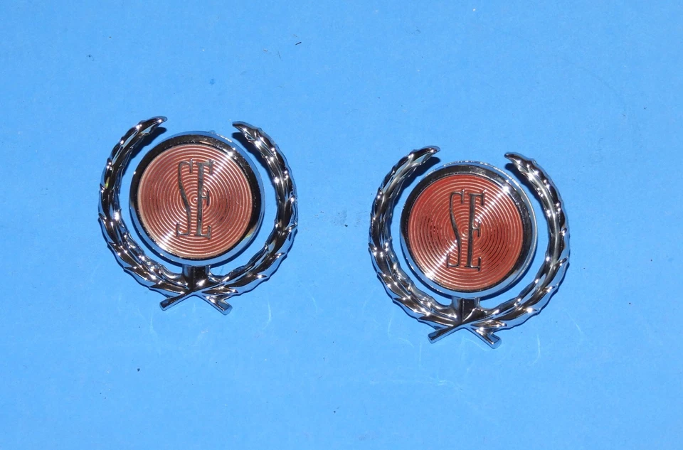 Dodge Diplomat 1980-88 emblema de techo OEM 2 piezas. - 4319752 Foto 1 de 4