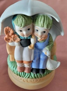 VINTAGE TURNING MUSIC BOX / RAINDROPS KEEP FALLING ON MY HEAD BOY GIRL ARTMARK - Picture 1 of 2