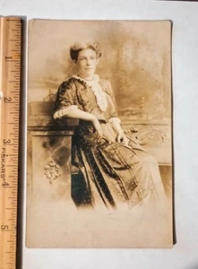 1911 Frau Laura Scott sitzend Portrait Foto RPPC antike echte Postkarte - Bild 1 von 2