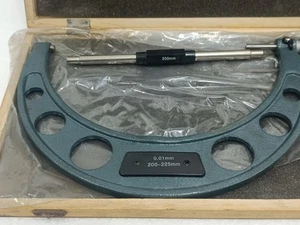 200-225MM MICROMETRO ESTERNO 0,01MM–STRUMENTO DI MISURA DI PRECISIONE CON CUSTODIA NUOVO MAI USATO - Foto 1 di 10