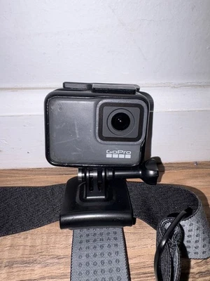Cámara de acción GoPro HERO7 plateada con montaje de correa para la cabeza probada funciona paquete extras Foto 1 de 4