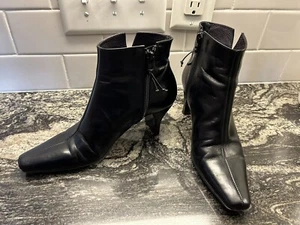 Donald J Pliner Black Ankle Booties With Scalloped Heel Sz 6 M Designer - Picture 1 of 10