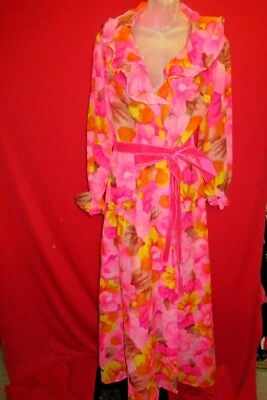 粉红色花卉雪纺休闲礼服休闲服 Peignoir Med 荷叶层领长袍 — 第 1/4 张图片