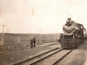 Cartolina RPPC Uomo Ferrovia Piste Treno Locomotiva Ki10 - Foto 1 di 3