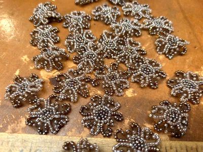 aplique flor 1 1/8" cuentas de vidrio cosidas a mano iris azul 1 pieza Foto 1 de 3