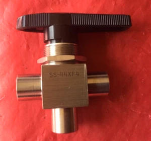 WHITEY / SWAGELOK SS-44XF4 Three-Way Ball Valve - Picture 1 of 4