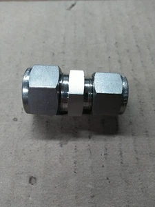 Swagelok SS-1010-8-10 Hydraulic Compression Adapter 1/2" OD Tube to 5/8" OD Tube - Picture 1 of 1