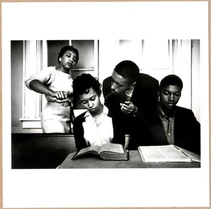 NACHLASS GESTEMPELT - EVE ARNOLD - FRIEDLICHES AKTIVISTENTRAINING 6"" x 6"" MAGNUMDRUCK - Bild 1 von 2