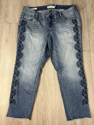 Pantalones de mezclilla Torrid para mujer crop boyfriend bordados diseño geométrico pierna de plumón talla 16 Foto 1 de 4