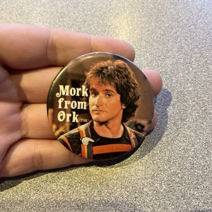 Spilla vintage Mork From Ork Button Mindy Robin Williams pinback anni 70 80 Swag Flair  - Foto 1 di 2