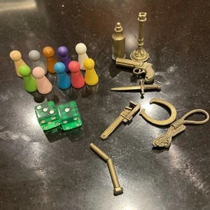 Clue Master Detective 1988 Ersatzteile: 10 Verdächtige Bauern Würfel Waffen - Bild 1 von 1