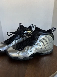 Nike Air Foamposite One Chrom Silber Schwarz GS CN5268-001 Jugend Größe 7Y 8,5W - Bild 1 von 13