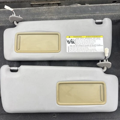 Quebra-sol TOYOTA HIGHLANDER 2001-2007 OEM cinza para motorista e passageiro iluminado lateralmente - Imagem 1 de 4