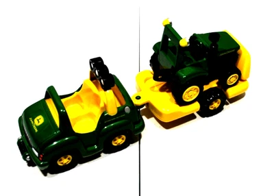 Coche pequeño preescolar John Deere, remolque y cortadora de césped de plástico. Foto 1 de 4