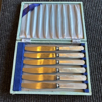 Juego de 6 cuchillos de acero inoxidable Sheffield England mango madreperla en caja sin usar Foto 1 de 4