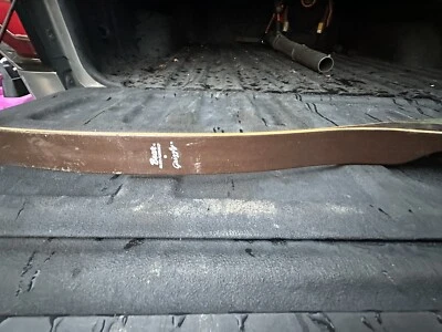 MINT VINTAGE BEAR Grizzly RIGHT HAND RECURVE BOW - Image 1 of 3